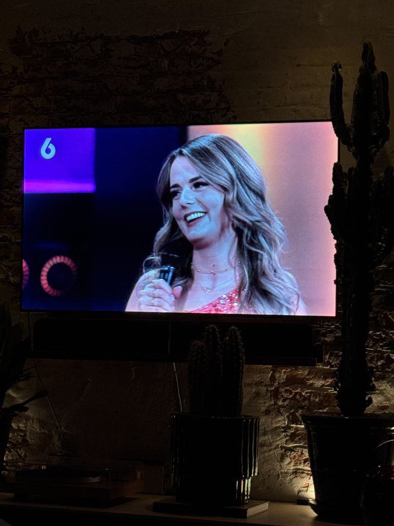 Televisie met een zangeres tijdens een tv-optreden