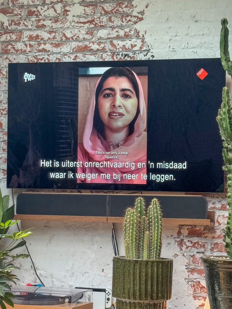 Tv-programma Hila voorbij de Taliban op de televisie in de woonkamer.