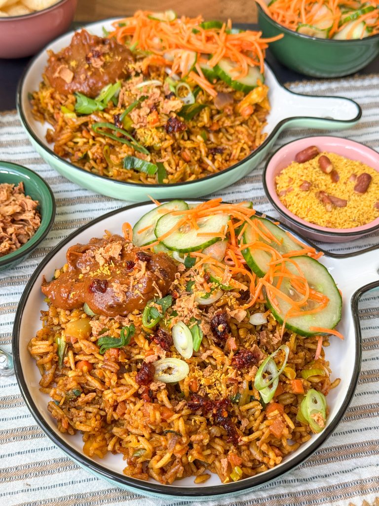 Vegetarische nasi geserveerd met pindasaus