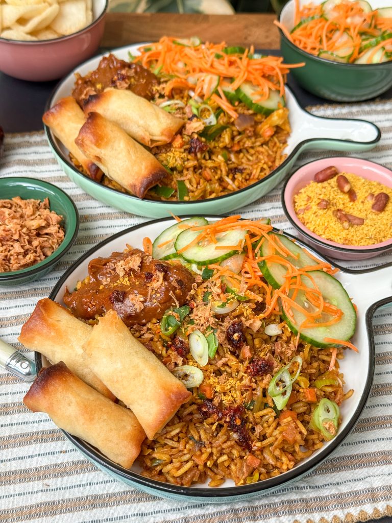 Vega nasi met pindasaus, loempia's en wortel met komkommer in zuur