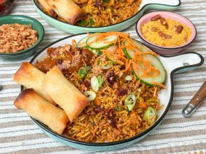 Vegetarische nasi met groenten en kruiden