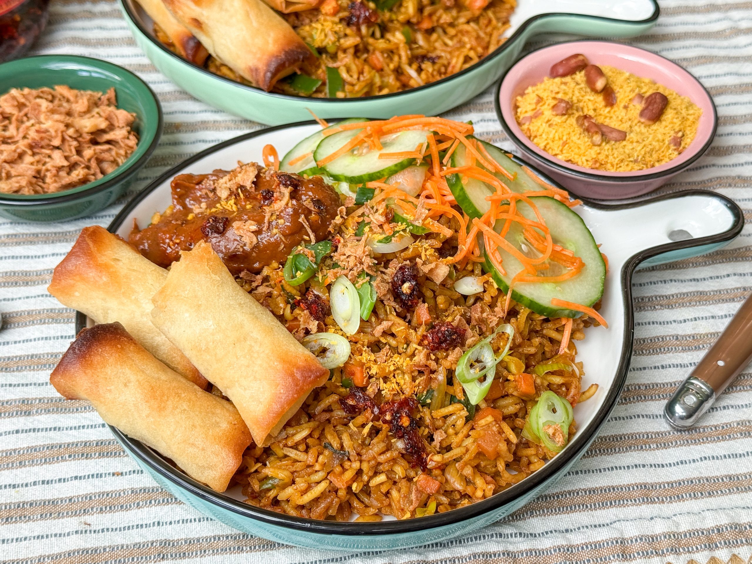 Vegetarische nasi met groenten en kruiden