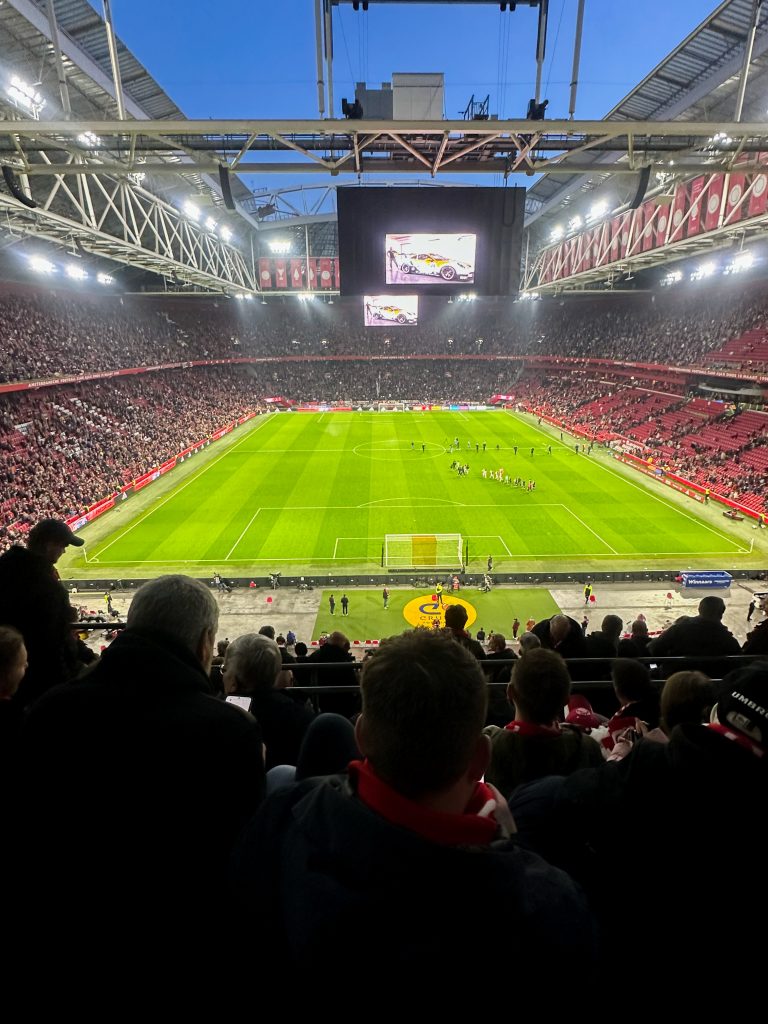 Voetbalwedstrijd bekijken in de arena